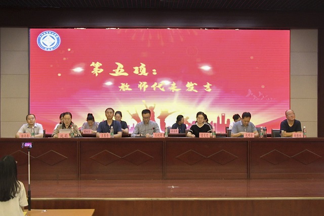 1592292224384066593.jpg 6教师代表发言.jpg