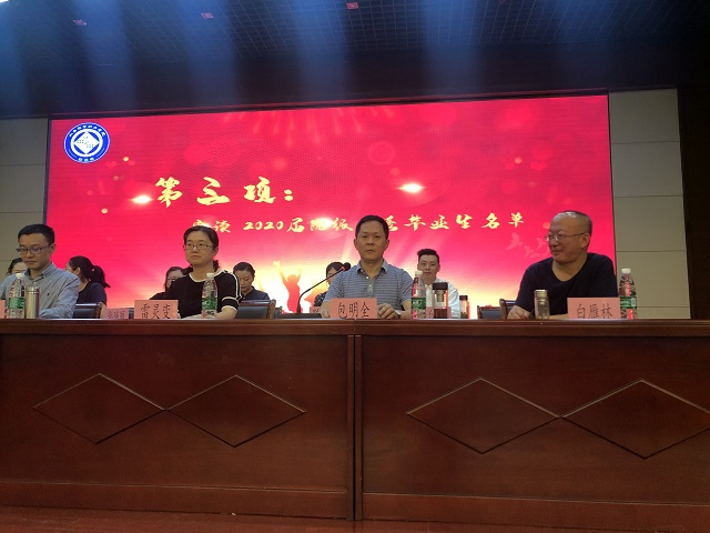 1592292161719044546.jpg 4宣读优秀毕业生名单.jpg