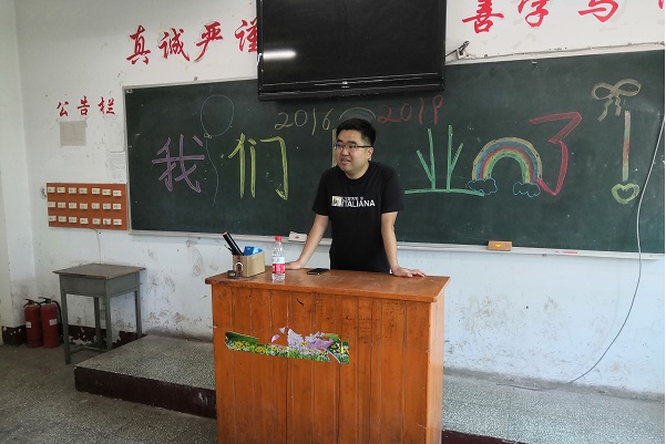 D:\u7cfb部\u7cfb部网页通讯稿级毕业班会报道#.jpg