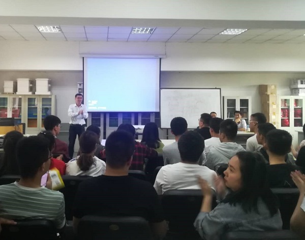D:\u7cfb部\u7cfb部网页通讯稿905装饰专业招聘会报道#.jpg
