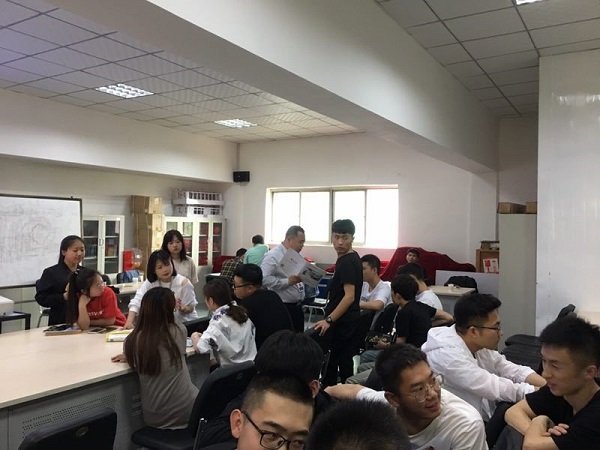 D:\u7cfb部\u7cfb部网页通讯稿905装饰专业招聘会报道#.jpg