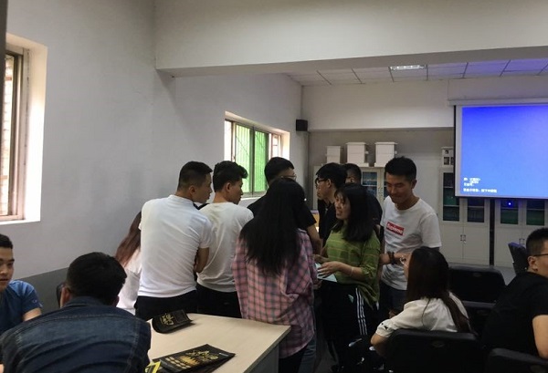 D:\u7cfb部\u7cfb部网页通讯稿905装饰专业招聘会报道#.jpg